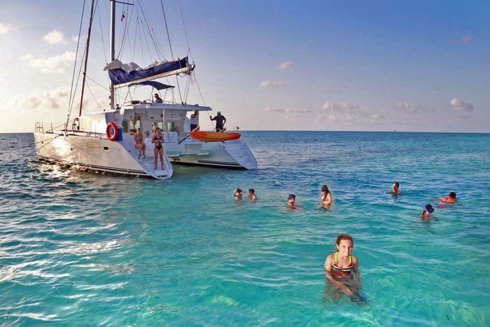Roatán Catamaran Tour | Snorkeling, Snacks & Drinks Included